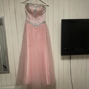 Balklänning - Super fin balklänning, nypris 6000 kr. Eftersom det är knyt i ryggen passar den både S och M. Skriv för fler bilder eller vid fundering💕