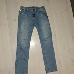 Ljusblå momjeans Vero Moda - Snygga ljusblå jeans från Vero Moda. W29 L34. De har en rak passform och är perfekta för en avslappnad stil. Säljer pga insåg inte att det var tjejbyxor när jag köpte de och får inte plats med ett skit i fickorna. Bränn patriarkatet osv.