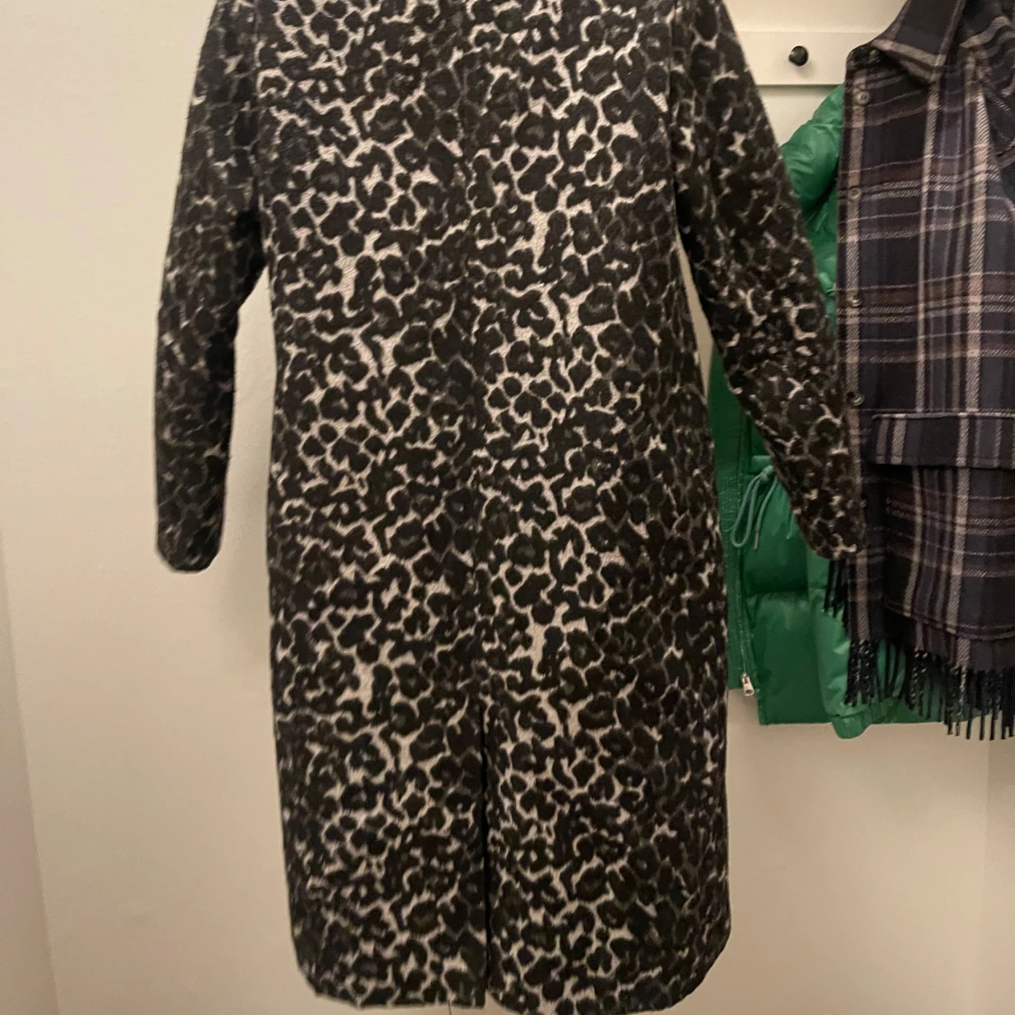 Leopardmönstrad kappa från Studio - 2