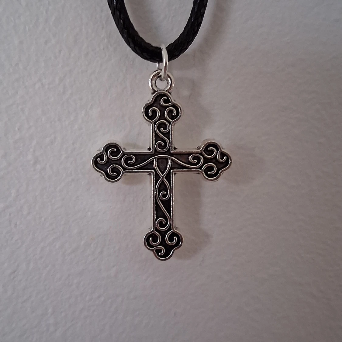 Silverfärgat korshalsband - 2