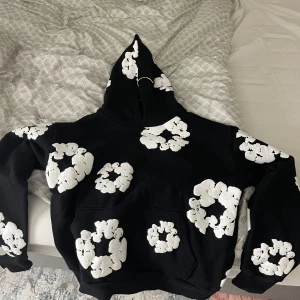 Denim Tears Hoodie - Denim Tears Hoodie köpt för inte så längesedan men knappt använt för att den kändes lite kort på mig. Äkta såklart och kvitto finns behöver du fler bilder på något är det bara att skriva. Stl M, pris kan diskuteras 