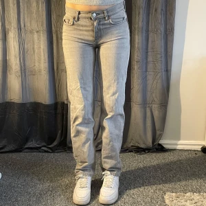 ”Straight leg” jeans från Gina tricot  - Snygga grå jeans från Gina tricot med en klassisk straight fit. Det är midwaist och femficksdesign med knapp och dragkedja framtill. Modellen är 167cm lång. Väldigt fint skick!