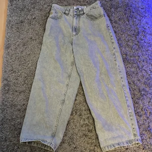 Ljusblå jeans från Big Boy - Säljer ett par ljusblå jeans från Big Boy med en avslappnad passform. De har en broderad detalj på fickan och klassisk femficksdesign. Perfekta för en casual look. Inte använda så mycket.
