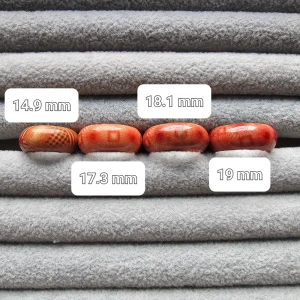 Orange ringar i olika storlekar - Fyra orange ringar i olika storlekar: 14,9 mm, 17,3 mm, 18,1 mm och 19 mm. Ringarna har en glansig yta och varierar i nyans från ljusare till mörkare orange. Perfekta för att lägga till en färgklick till din smyckessamling. Materialet är i trä