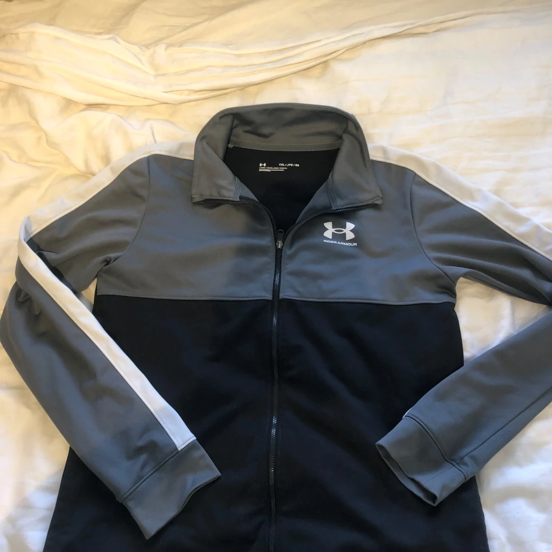 Grå och svart kofta från Under Armour