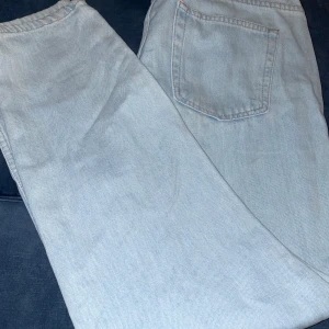Ljusblå jeans från NA-KD - Snygga ljusblå jeans från NA-KD med klassisk femficksdesign. De har en knapp och dragkedja framtill. Perfekta för en avslappnad stil. 38