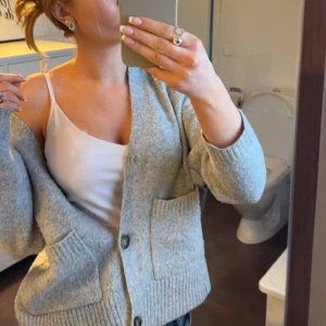 Grå kofta med knappar - Mysig grå kofta med stora knappar framtill! Från veromoda! 