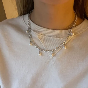 Silver halsband med pärlor  - Har gjort det själv, vet ej om de rostar 💞