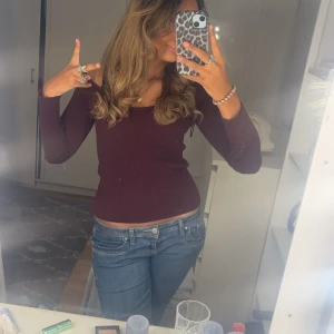 Vinröd ribbad topp - Säljer en snygg vinröd ribbad topp med långärmade ärmar. Perfekt för våren’ Toppen har. Passar både till jeans och kjol. Hör av dig vid intresse! Eller fler bilder . Står M i lek psssar s 