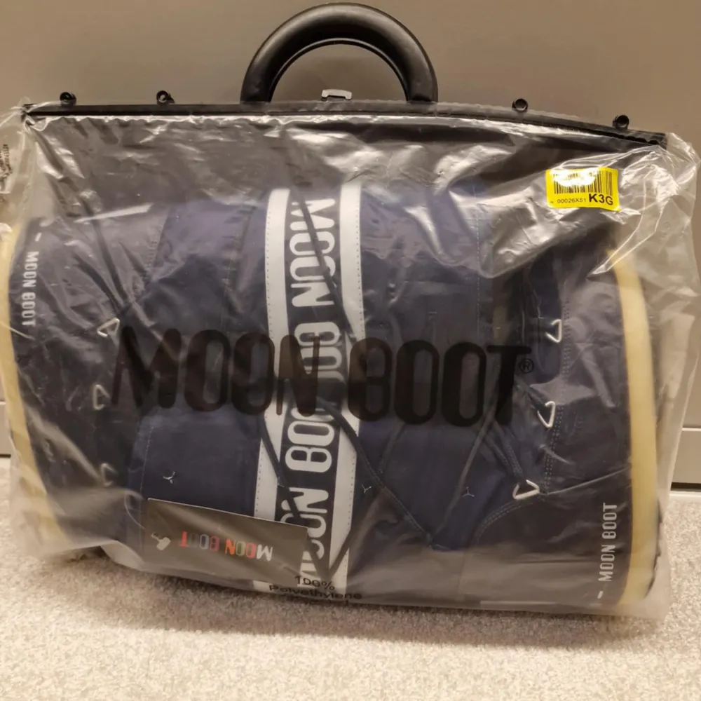 Säljer ett par klassiska blå Moon Boots med snörning och vit logga. Perfekta för kalla vinterdagar med sin robusta design och halkfria sula. Kommer i originalförpackning. Pris kan diskuteras. . Kengät.