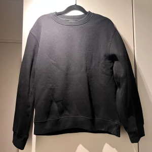 Svart sweatshirt - Säljer en svart basic sweatshirt med rund hals och långa ärmar. Från Zara i storlek Small. Mycket bra skick. 