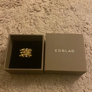 Guldfärgad ring från Edblad! - Snygg guldfärgad ring från Edblad med unika spetsiga detaljer som ger en edgy look. Perfekt för att ge din outfit en extra touch av stil. Kommer i originalförpackning.