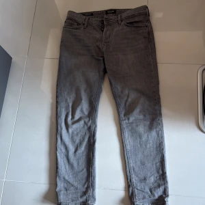 Gråa jack&jones jeans - Säljer ett par snygga jeans från jack&jones ny skick helt oanvända W30 L30