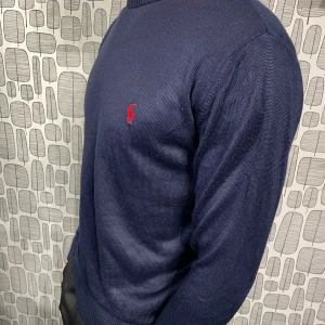 Mörkblå tröja från Ralph Lauren - Snygg mörkblå tröja från Ralph Lauren. Storlek M