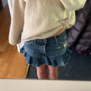 Jeanskjol med volang - Asssss snygg jeans kjol med volang🙏🏽 sytt på volangen själv så där finns det några små skavanker som man ser på bilden, men jag tycker att man inte lägger märke till dem!🦩 pris kan diskuteras vid snabb affär☺️