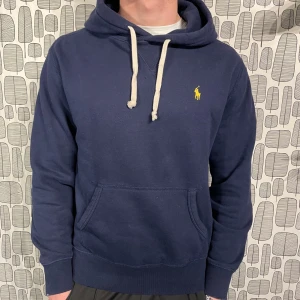 Mörkblå hoodie från Ralph Lauren - Säljer en snygg mörkblå hoodie från Ralph lauren i toppskick, storlek S/M