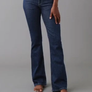 bootcut jeans - Snygga blå bootcut jeans från Perfect Jeans. De har en klassisk design med hög midja och en bekväm passform. Perfekta för en stilren look. jag vet inte exakt modell, i princip oanvända