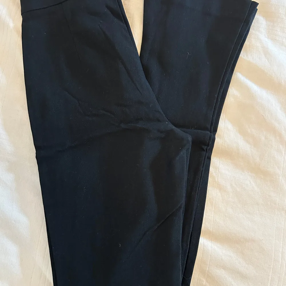 Snygga svarta Kajsa byxor från Gina Tricot i storlek XS. Byxorna är raka i benen och är lätt utsvänga nertill. Helt oanvända i nytt skick och prislappen finns kvar. . Farkut & Housut.