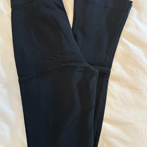 Svarta Kajsa trousers från Gina Tricot - Snygga svarta Kajsa byxor från Gina Tricot i storlek XS. Byxorna är raka i benen och är lätt utsvänga nertill. Helt oanvända i nytt skick och prislappen finns kvar.  