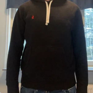 Svart hoodie från Polo Ralph Lauren - Säljer denna Ralph lauren hoodien i storlek M. Skick 9/10, han på bilden är 182cm.
