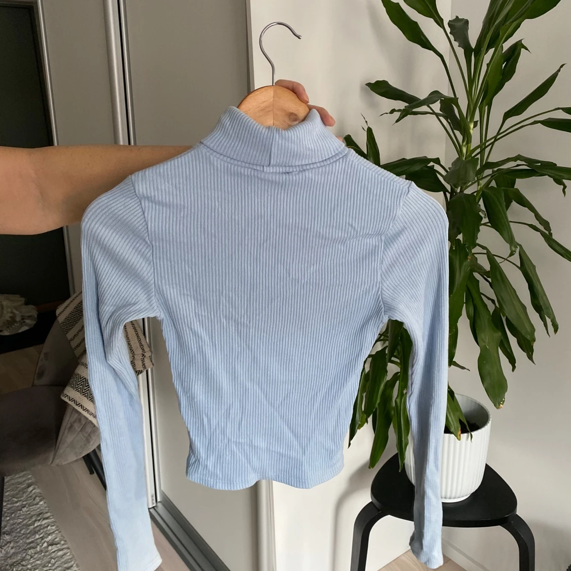 Ljusblå ribbad polotröja - 1