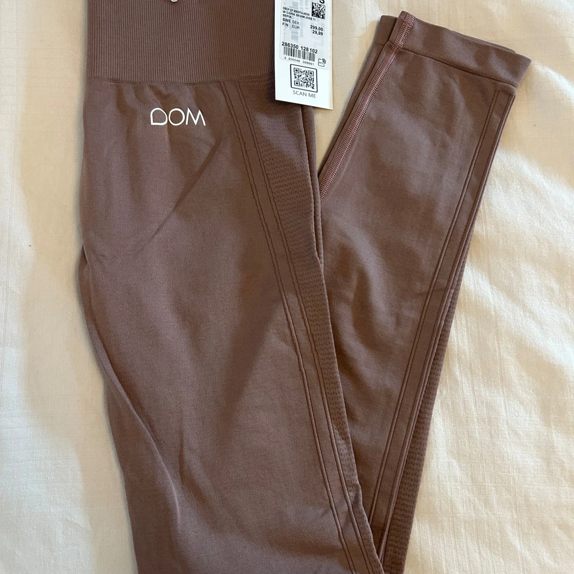 Drop Of Mindfullness w cora seamless tights 
