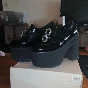 Svarta platåskor med glittriga spännen - Hjälper min kompis sälja sina Bubbles Tokyo loafers. Skorna är strl, 39 (24-24,5 cm) och klackarna 13,5cm. Endast använda inomhus så i mycket gott skick! Skorna kommer i original låda och med prislappen inkluderad. Super populära att bära med  jirai kei och ryousangata!
