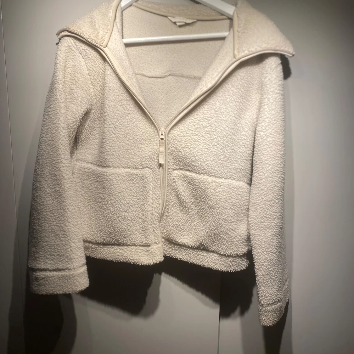 Beige teddyjacka med dragkedja - 1