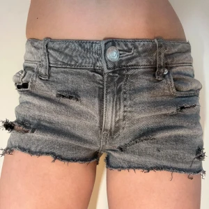 Lilly - gråa jeans shorts - Snygga grå jeansshorts som är de perfekta tillskottet i din sommar garderob. Dom är low waist med nårgra snygga hål😻💝dom är från vårt egna företag your vintage wardrobe 😻