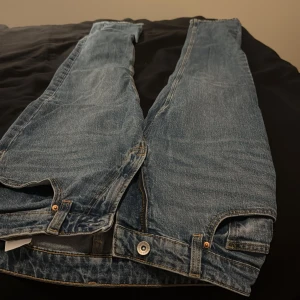 Blå jeansbyxor - Säljer ett par klassiska blå jeansbyxor med rak passform märke vailent. Perfekta för en avslappnad stil bra färg och väldigt bra skick använda endast 4 gånger. Köpte dom för 900 kroner