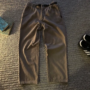 Bruna manchesterbyxor  - Snygga bruna manchesterbyxor med en bekväm passform och justerbart bälte i midjan. Perfekta för en avslappnad stil med en touch av retro. Byxorna har en rak design och praktiska fickor.