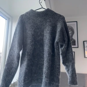 Grå ulltröja från Tiger of Sweden - Jättefin grå stickad tröja, Säljer då den tyvärr inte kommit till användning💕