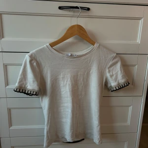Vit t-shirt med detaljer från Zara - Kommer inte till användning💕