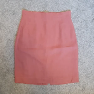 Rosa kjol från Part Two - Snygg rosa kjol från Part Two med dragkedja baktill. Är fodrad och i mycket bra skick. Det står storlek 40 på kjolen, men jag skulle säga att den passar som storlek M