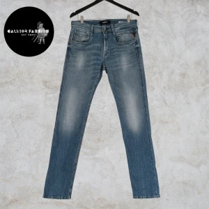 Blå jeans från Replay - Snygga blå jeans från Replay lite lös tråd på REPLAY etiketten ovanför fickan annars är jeansen i bra skick. Midja (tvärsöver): ca 44 cm | innerbens längd: ca 82 cm | fotvidd: 17 cm