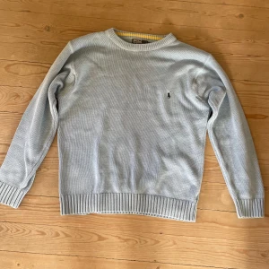 Ljusblå tröja från Ralph Lauren - Stilren ljusblå tröja från Ralph Lauren. Topped skick ! För fler bilder skriv privat.