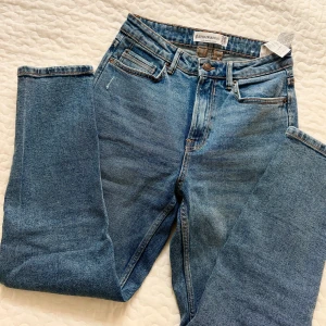 Blå jeans från Stradivarius - Snygga blå jeans från Stradivarius. Perfekta för en avslappnad stil med en modern touch. I momjeans modell.