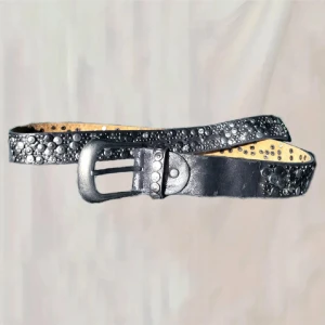 skärp - jättefint svart skärp med detaljer 💞 säljer då det tyvärr inte längre kommer till användning. Några få slitningar men inget man tänker på. Skriv vid frågor! 