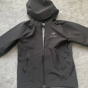 Arcteryx jacka - Använd lite, inga riktiga tydliga tecken på användning. Inga lappar följer med men kvitto och äktenhetsbevis finns. Hör av er vid frågor💯