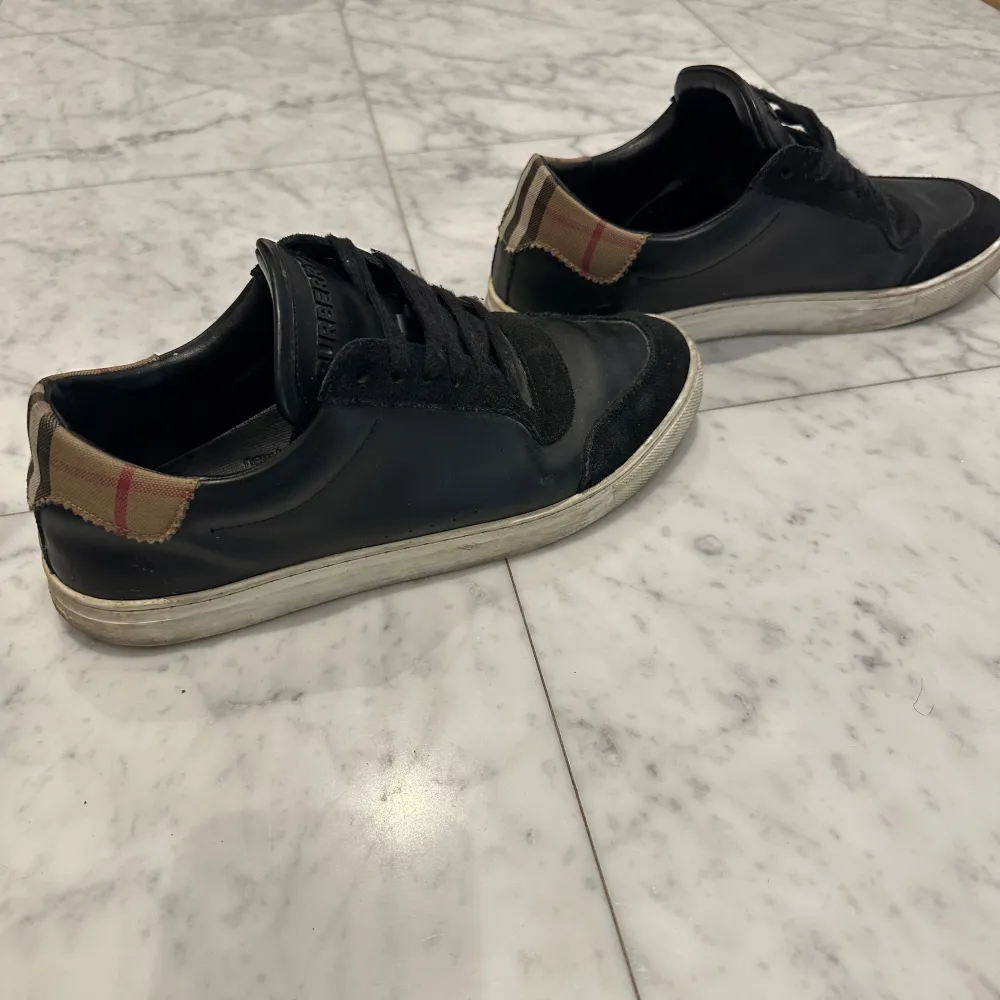 Burberry skor i storlek 41 kan passa 41,5 också. Kan gå ner i pris vid snabb affär! . Kengät.