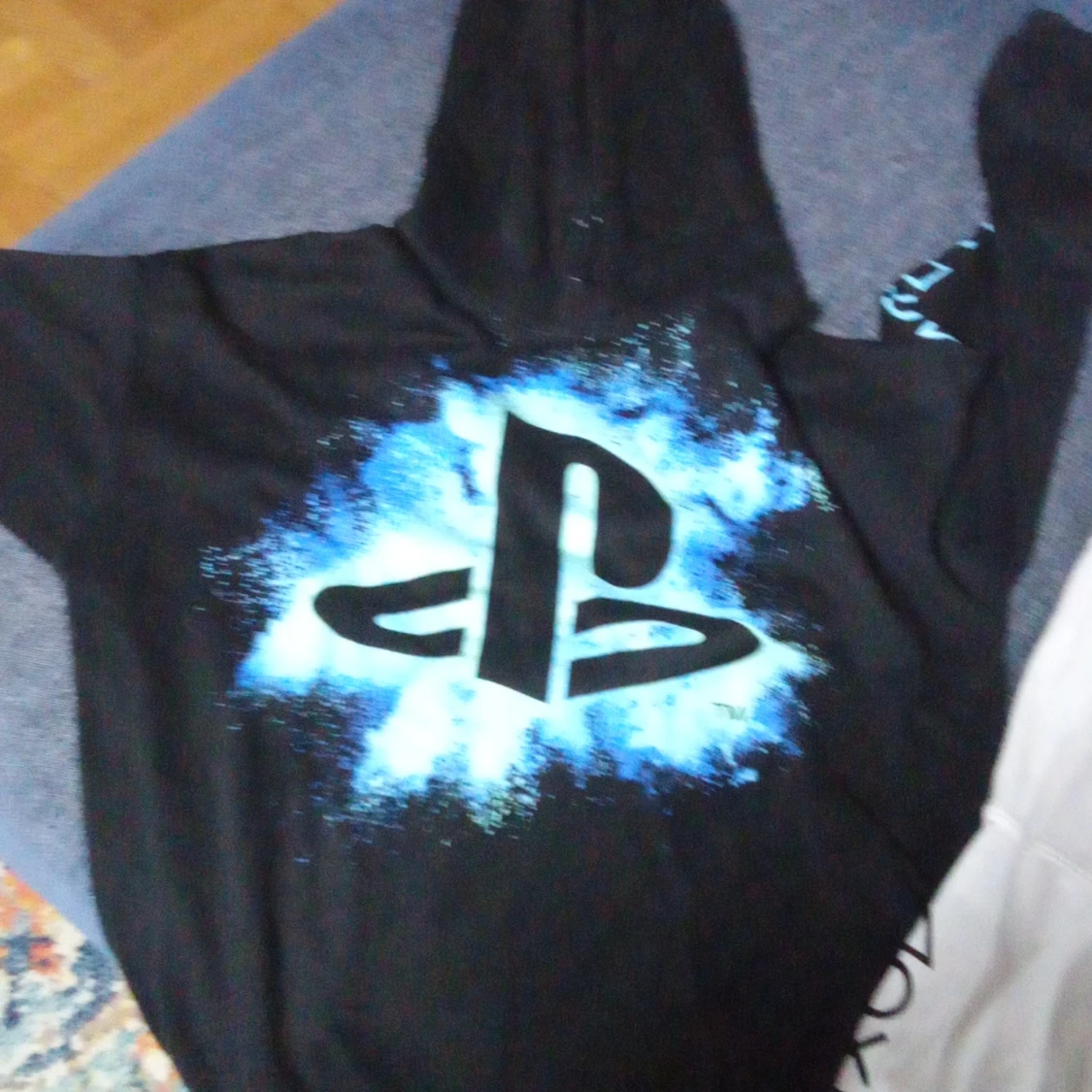 Svart hoodie med PlayStation-tryck