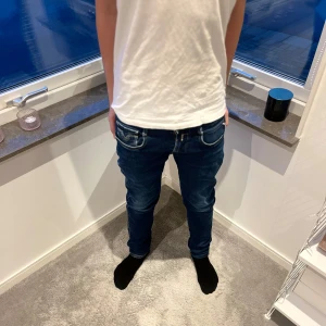 Replay Anbass Jeans - Tja, säljer dessa schyssta Replay Anbass Jeansen! Nypris ligger på ungefär 1499kr, mitt pris endast 599kr! Priset är ej hugget i sten! Hör av er vid frågor eller funderingar! Mvh Meltzy