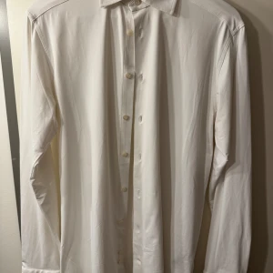 Kostymskjorta från Eton - Vit kostymskjorta från Eton i slim modell strykfri, andas väl och stretchig, säljer även en kostym i annan annons. Storlek 40, storleksguide finns på Etons hemsida för denna modell.