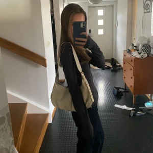 Beige Axelväska  - Säljer denna så fina beigea axelväska!💗 Vet tyvärr inte vilket märke då den var köpt för ett tag sen men är den nästan aldrig använd 🙌🏼💗