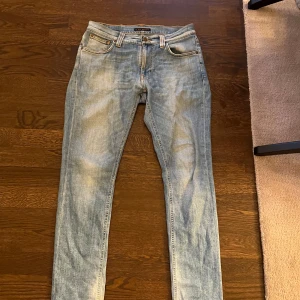 Blå jeans från Nudie  - Säljer ett par snygga blå jeans från Nudie Jeans. De har en klassisk femficksdesign och en bekväm passform. Bra skick strlk 29:32