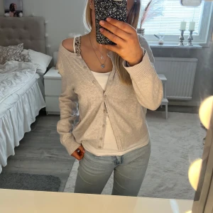 Beige kofta med knappar - Säljer en stilren beige kofta med knappar framtill. Koftan har långa ärmar och ribbade muddar vid ärmslut och nederkant. Perfekt för en avslappnad look. Koftan är i storlek M, men passar på mig som har xs/s. Tveka inte att höra av dig!💞