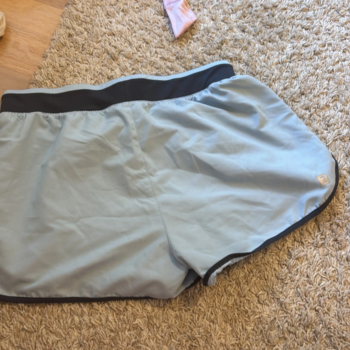 Ljusblå träningsshorts med mörk blå detaljer - 1