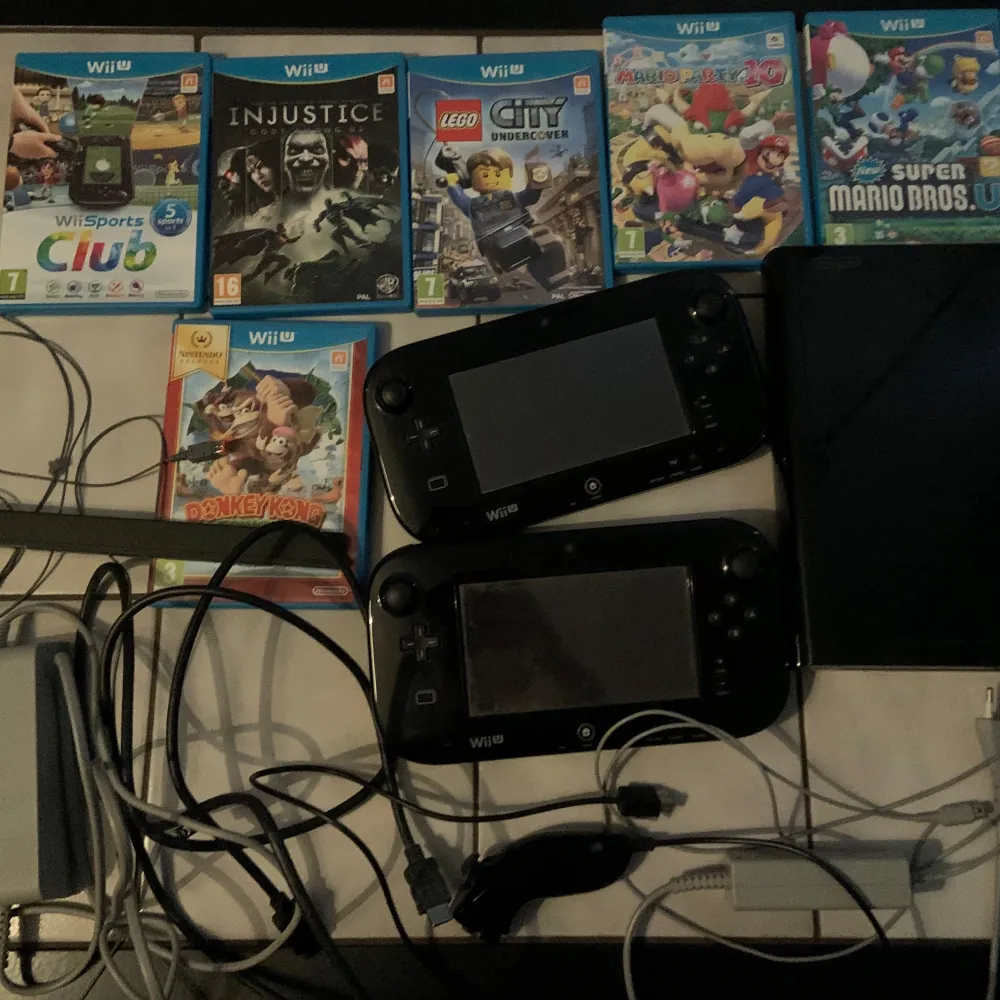 Hej säljer mitt wii u med dubbla kontroller till, allt funkar som det ska inga skador samtliga spel till kommer priset går att diskutera vid snabb affär . Muu.