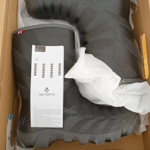 Svarta stövlar från Viking - Säljer ett par svarta stövlar från Viking i storlek 37. De har en robust design med en ullblandning som foder för extra värme. Perfekta för kalla och blöta dagar.