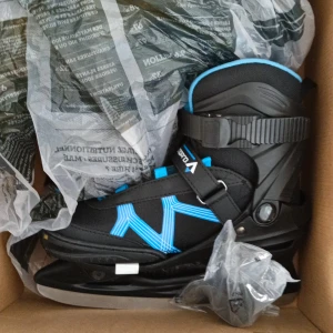 Svarta och blå skridskor - Säljer ett par svarta och blå skridskor med justerbar passform. De har en robust design med spännen för säker passform och är perfekta för unga skridskoåkare. Storleken är justerbar mellan EUR 33-36.